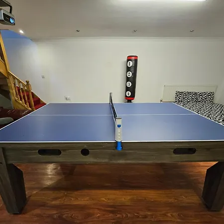 Annexe Pool Table Air Hockey Table Tennis Movie Windsor Exterior photo