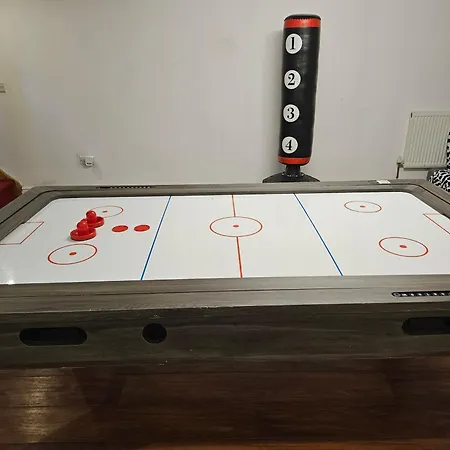 Annexe Pool Table Air Hockey Table Tennis Movie Windsor Exterior photo