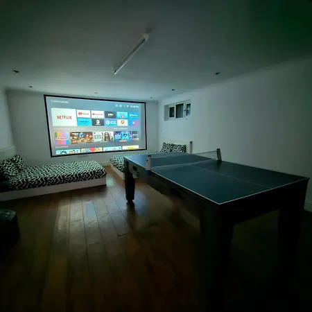 Annexe Pool Table Air Hockey Table Tennis Movie Windsor Exterior photo