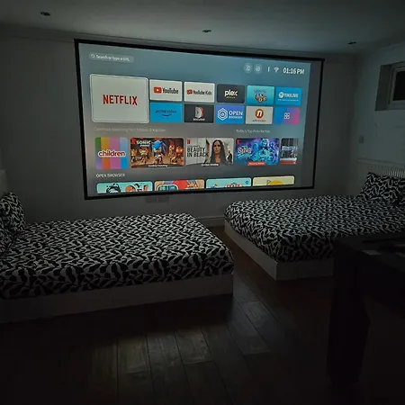 Annexe Pool Table Air Hockey Table Tennis Movie Windsor Exterior photo